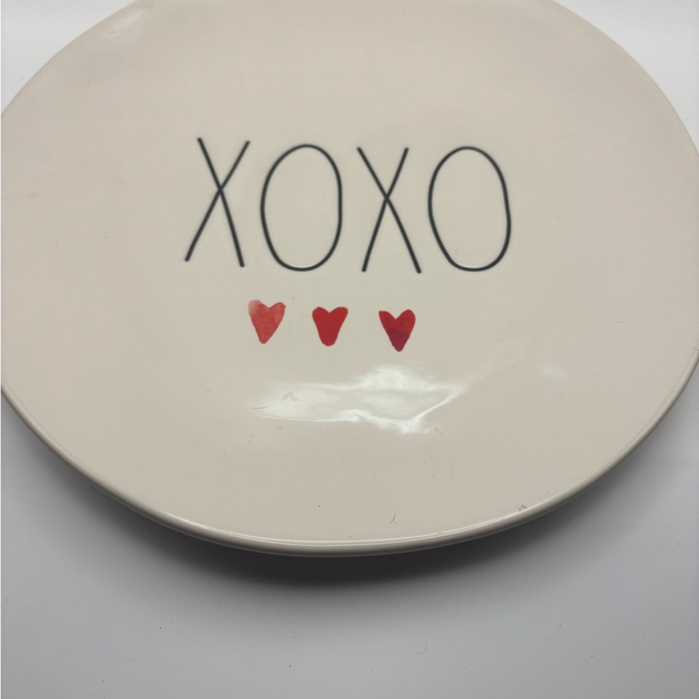Rae Dunn XOXO plate - Picture 2 of 3